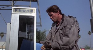 Создать мем: телефонная будка, арнольд шварценеггер, терминатор 1984 кадры из фильма