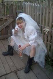 Создать мем: на свадьбе, свадебное платье бомжа, смешные свадебные фотографии