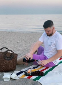 Создать мем: пляж, Человек, пикник на пляже