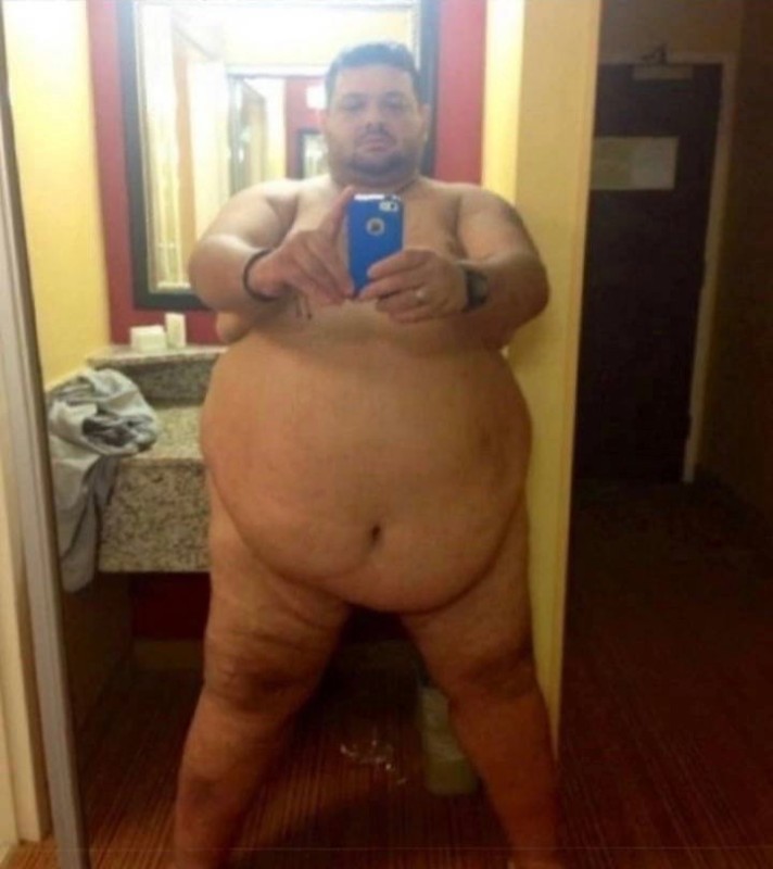 Создать мем: толстый мужик, позорно из соцсетей, селфи толстых мужчин