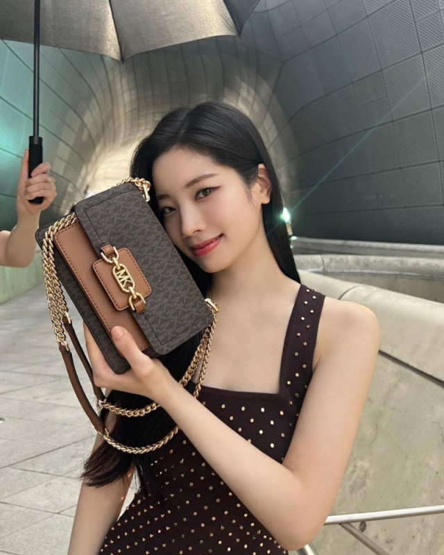 Create meme: kim dahyun, fashion , fashion bags