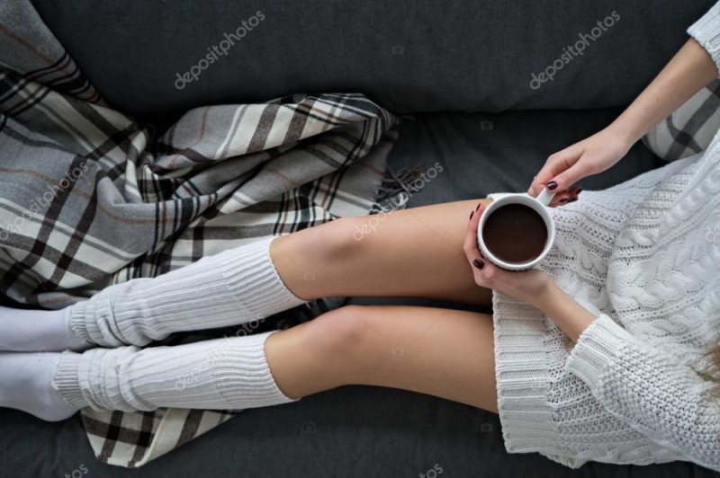 Создать мем: кофе утро, ноги и кофе в постели, девушка