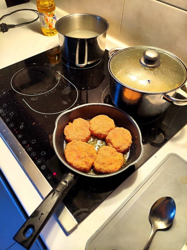 Create meme: meatball, the meatballs in the pan, delicious burgers