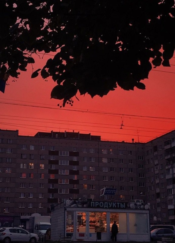 Create meme: Syktyvkar sunset, khrushchev sunset, sunset outside the window