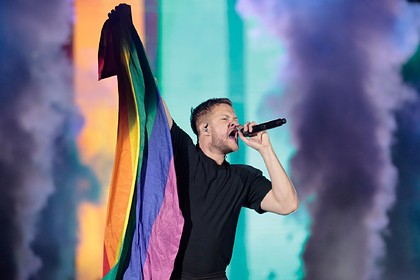 Создать мем: группа imagine dragons, лидер imagine dragons, дэн рейнольдс lgbt