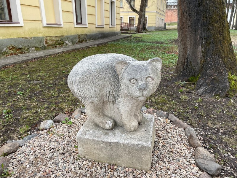 Создать мем: голицынский сквер в петергофе, три кота в петергофе, памятник коту в санкт петербурге