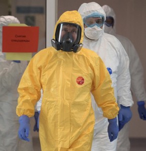 Создать мем: лихорадка эбола, костюм для борьбы с коронавирусом, эпидемия коронавируса