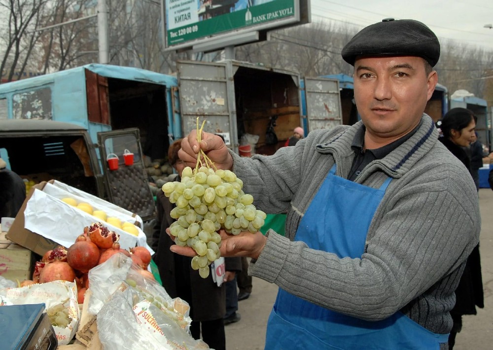 Продавец на рынке фото