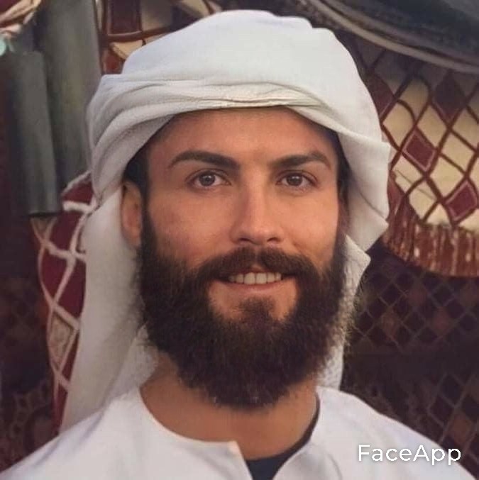Создать мем: мужчина, роналдо когда принял ислам, роналду мусульманин