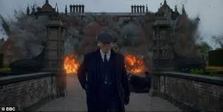 Создать мем: острые козырьки 6, thomas shelby, острые козырьки томас взрывает дом