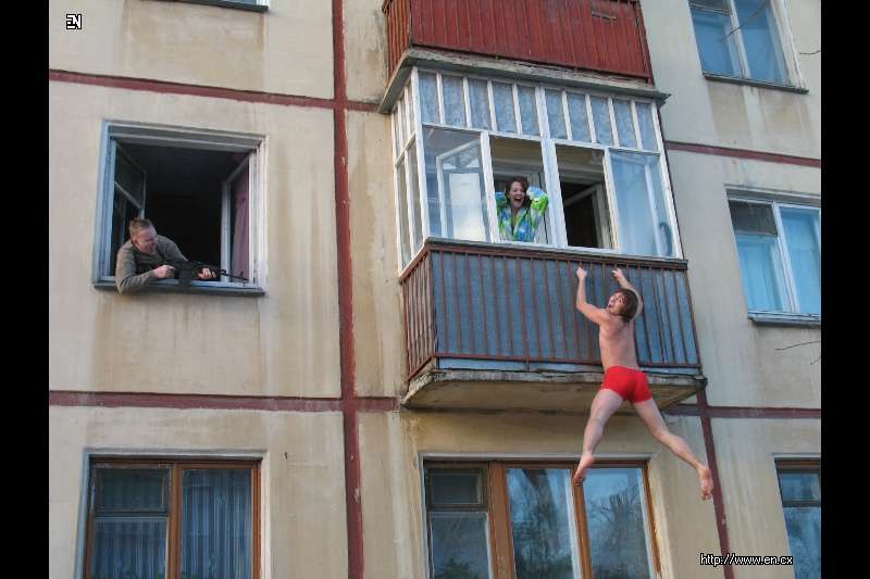 Создать мем: люди на балконе, прикольный балкон, трусы на балконе