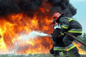 Создать мем: пожарный на пожаре опасность, пожарная служба, пожарная охрана