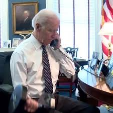 Создать мем: joe biden phone, джо байден звонит, сонный джо байден