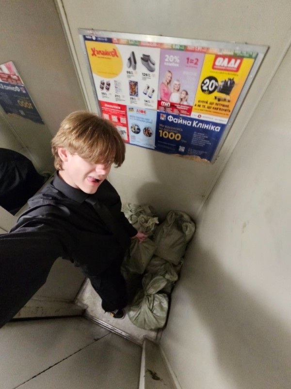 Создать мем: мальчик, в метро, камера в лифте
