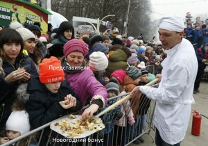 Create meme: Maslenitsa pancakes with a shovel, pancakes with a shovel in Stavropol, pancakes with a shovel