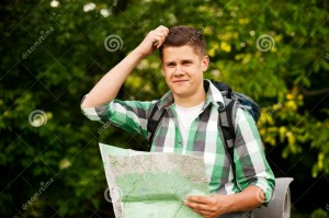 Создать мем: молодой человек, держит карту, турист с картой в руках