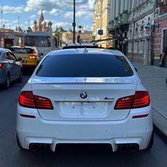 Создать мем: бмв ф 10, bmw m5 f10 белая, bmw 5 f10 m performance