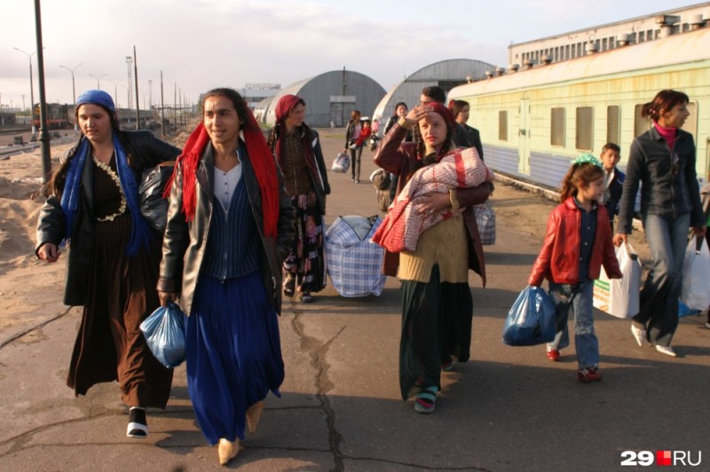 Create meme: Gypsy camp, Gypsies at the train station, Gypsies in Russia