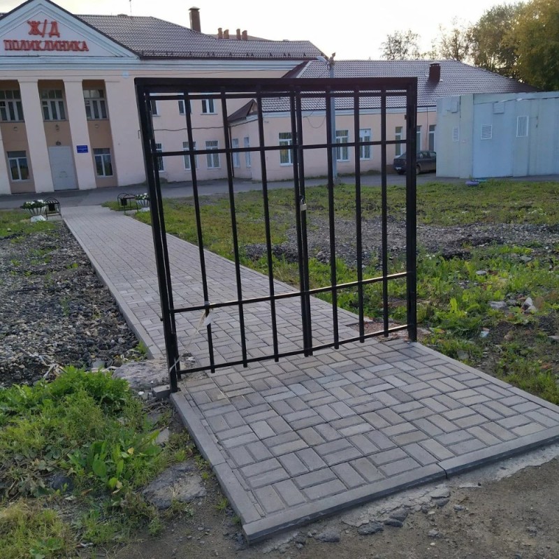 Create meme: gate in cherepovets, gates in cherepovets polyclinic, gates without a fence