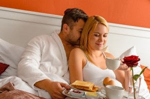 Создать мем: муж и жена картинки, фото счастливой пары в постели, влюбленные