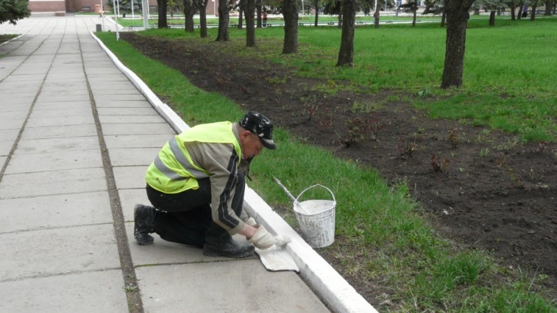 Create meme: border, painting curbs, curb on the street