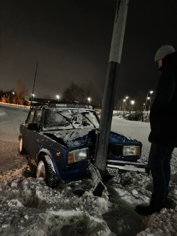 Создать мем: врезался в столб, дтп ваз 2107, автомобиля