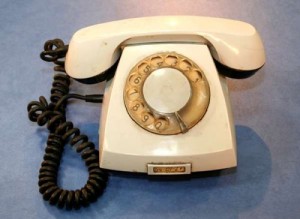 Создать мем: старый телефонный аппарат, код ялты на стационарный телефон 2018, телефон вертушка