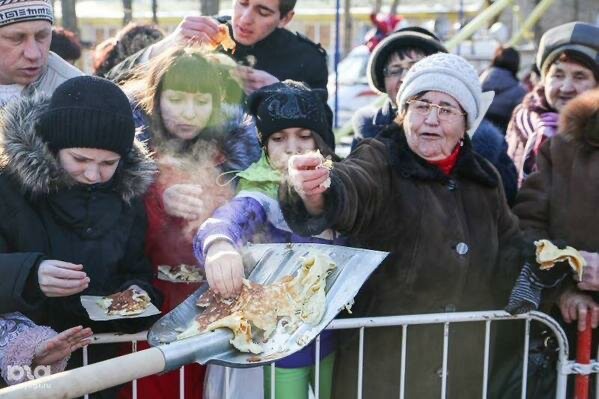 Create meme: pancakes with a shovel in Stavropol, the celebration of carnival, pancakes on a shovel Maslenitsa