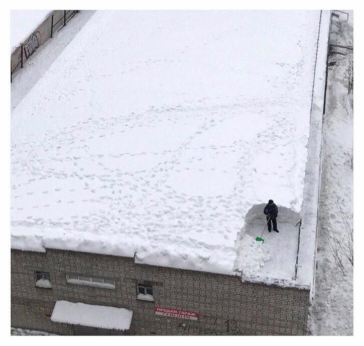 Создать мем: снег, мемы про снег, уборка снега с крыш