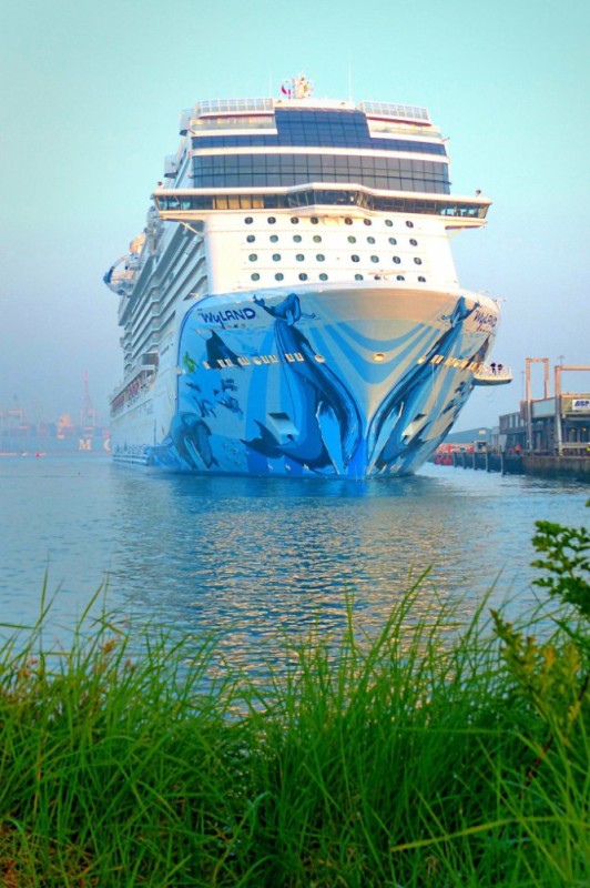 Create meme: cruise ship, cruise, norwegian bliss liner