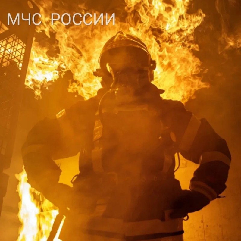 Создать мем: пожарный в огне, с днем пожарной охраны 30 апреля, пожарная охрана россии