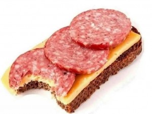 Создать мем: откусанный бутерброд, бутерброд с колбасой пекс, бутерброд с колбасой и сыром