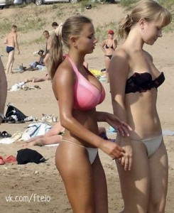 Создать мем: девушки на пляже, сестра топлесс