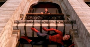 Создать мем: strawberry мем из фильма человек паук, человек паук прячется под балконом, человек паук 2002