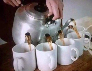 Создать мем: чайник кружка, чайник и чашка, наливает чай