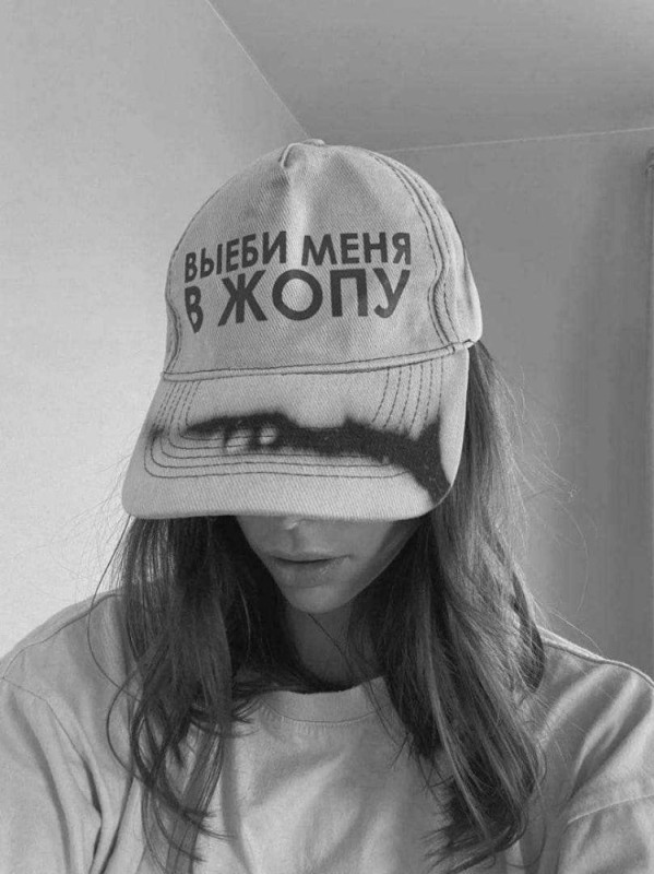 Create meme: a girl in a baseball cap without a face, the girl in the cap without a face, the girl in the cap