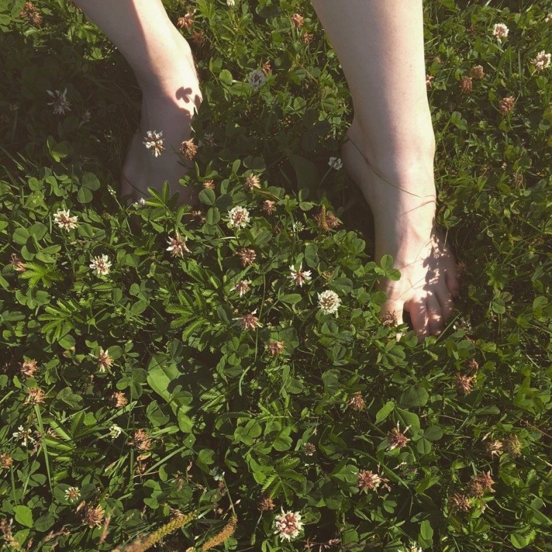 Create meme: aesthetic summer, bare feet, feet 