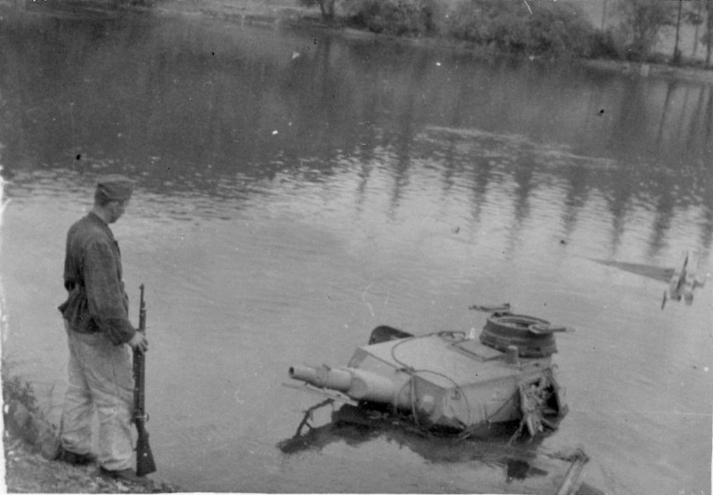 Create meme: Tank in Lake meme, The great lake tank, tauchpanzer iii