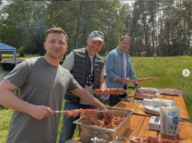 Create meme: Zelensky and Gordon on kebabs, picnic with barbecue, kebabs at Zelensky's