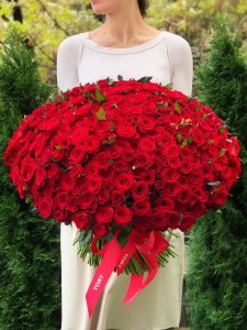 Создать мем: большой букет, букет крупных красных роз, 101 роза