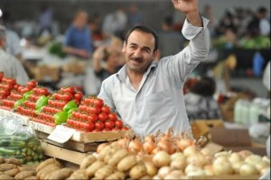 Создать мем: торговец на рынке, пакистан рынок, грузин продает помидоры