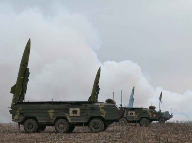 Создать мем: точка у ракетный комплекс всу, точка у ракетный комплекс, тактический ракетный комплекс 9к79-1 «точка-у»