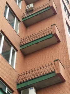 Создать мем: кошачий балкон, строительный маразм балкон, балконы