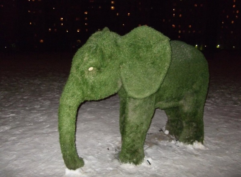 Create meme: The Green Elephant movie 1999, topiary elephant figures, topiary elephant