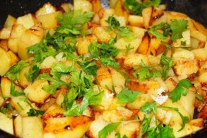 Создать мем: вкусная жареная картошка, картошка с грибами на сковороде, жареный картофель