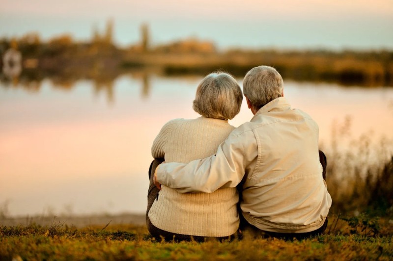 Create meme: old people love, elderly couples in love, old people in love