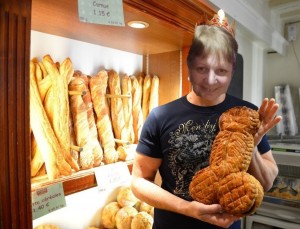 Создать мем: пекарь в пекарне, пекарня, хлеб булка пекарня в москве