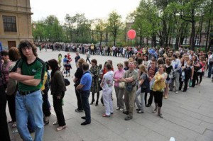 Создать мем: ночь музеев, длинная очередь, Успеть до 1-го Сентября