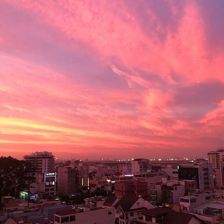 Create meme: sunset sky, pink sunset in the city, beautiful sunset