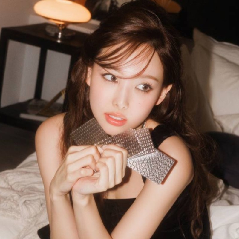 Создать мем: корейский макияж, twice mina polaroid, twice nayeon